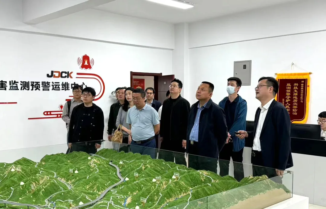 河南省自然资源厅生态修复处三级调研员李向阳、河南省自然资源监测和国土整治院党委书记白世强一行到集团座谈交流