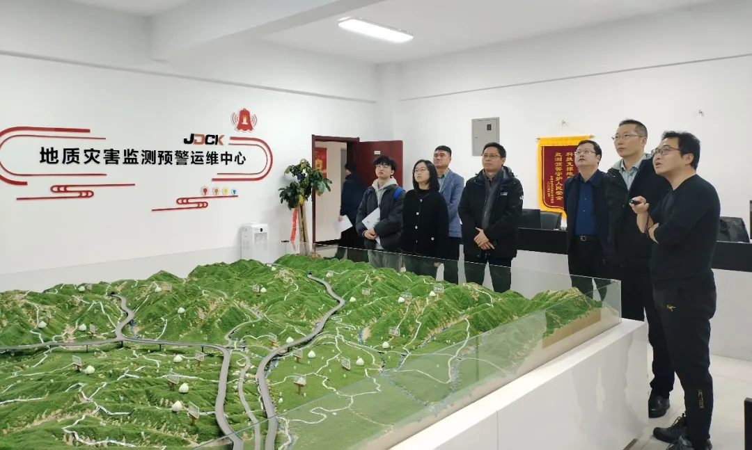 西安建筑科技大学资源学院院长顾清华一行到我公司座谈交流